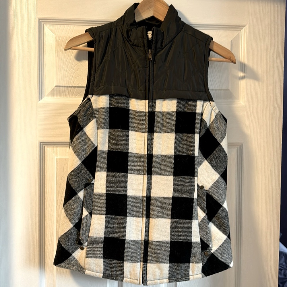 Great condition black and white vest. Womens size xs.